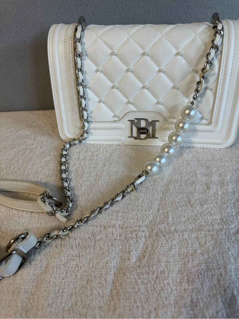 Badgley Mischka Bridal White Letter Lock Quilted & Pearl's Crossbody - Picture 9 of 13